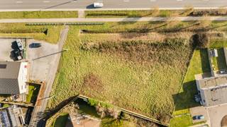 Deze bouwgrond is topgelegen en biedt veel mogelijkheden. Commerciële zichtlocatie, of mogelijkheid tot verkavelen voor 5/6 woningen...