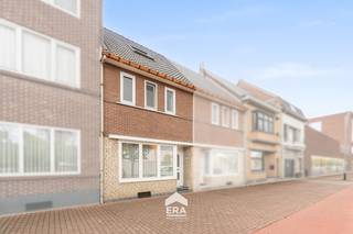[[ DIT PAND NEEMT DEEL AAN DE ERA OPEN HUIZEN DAG OP 19/9 VAN 14:30 TOT 15:30 ]]<br /><br />Deze vernieuwde stadswoning ligt op een uitstekende locatie vlak bij het centrum van Maaseik. Winkels, scholen, restaurants en gezellige terrassen bevinden zich allemaal op wandelafstand. Ondanks de centrale ligging beschikt de woning over een aangename stadstuin, waar je na een drukke dag heerlijk tot rust kunt komen en kan genieten van de buitenlucht.
<p><br />De woning dateert uit 1942 en combineert karakter met een praktische basis om er helemaal je eigen thuis van te maken. De achtergevel werd geïsoleerd, het dak werd vernieuwd en er werden nieuwe ramen geplaatst. Ook de badkamer werd recent vernieuwd. Dankzij de zonnepanelen is er bovendien al geïnvesteerd in een energiezuinigere toekomst. Daarnaast beschikt de woning over een kleine kelder, ideaal als extra bergruimte.<br /><br />Een woning met karakter, comfort en vooral veel mogelijkheden om er je eigen verhaal van te maken.<br /><br />Enkele troeven</p>

<ul><li><strong>Centrale ligging</strong> – Winkels, scholen, horeca en het centrum van Maaseik liggen allemaal op wandelafstand.</li><li><strong>Aangename stadstuin</strong> – Een fijne buitenruimte om te ontspannen en te genieten van de buitenlucht.</li><li><strong>Zonnepanelen</strong> – De woning beschikt over zonnepanelen en heeft daarmee een mooie troef op vlak van energie.</li><li><strong>Vernieuwd </strong>– Het dak, de ramen en de badkamer werden reeds vernieuwd en ook de achtergevel werd geïsoleerd.</li></ul>

<p>Benieuwd of deze stadswoning bij jou past? Plan dan zeker een bezoek met Max en ontdek zelf de mogelijkheden van deze woning en haar centrale ligging in Maaseik.</p>