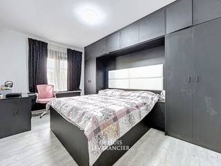 Welkom in deze charmante ruime laagbouwvilla aan de Pierstraat in Kontich, hier komt ruimtelijkheid en gezinsgeluk samen in een warme thuis. Je woont in alle comfort, dankzij doordachte indeling.<br /> <br />Deze woonst combineert een plek waar je gezin kan groeien, maar die eveneens klaar is om daarna te blijven wonen. Je voelt het meteen als je binnenstapt in deze woning, ze voelt juist aan!<br /> <br />De lichtrijke leefruimte vormt het kloppend hart van de woning en nodigt uit tot gezellige momenten met familie en vrienden. Aansluitend vind je een ruime keuken waar koken en gezellig samen genieten naadloos in elkaar overvloeien.<br /> <br />De veranda naast de leefruimte brengt buiten en binnen mooi samen en biedt een extra plek om het hele jaar door te genieten van het zicht op de tuin.<br /> <br />Wat deze woning echt interessant maakt, is het gelijkvloers wonen. Met vier volwaardige slaapkamers en een comfortabele badkamer op hetzelfde niveau, is dit een ideale woning voor wie toekomstgericht wil wonen zonder in te boeten aan ruimte of comfort.<br /> <br />Perfect voor wie levenslang wil genieten van zijn of haar woning, maar evengoed interessant voor gezinnen die flexibiliteit zoeken. De aanwezigheid van een ruime zolder biedt bovendien tal van uitbreidingsmogelijkheden voor wie misschien ooit extra kamers of een hobbyruimte wenst te creëren.<br /> <br />Buiten word je verrast door een aangename tuin waar rust en privacy hand in hand gaan. Hier geniet je van zonnige dagen, gezellige barbecues of gewoon een moment voor jezelf in het groen. De open bebouwing zorgt voor een gevoel van vrijheid en ruimte rondom de woning, terwijl de praktische garage het plaatje compleet maakt.<br /> <br />Dit is een plek waar wonen echt leven wordt.<br />De ligging is zonder twijfel een sterke troef. Je woont hier centraal met een vlotte verbinding naar Antwerpen, Mechelen en Brussel, ideaal voor wie werk en privé perfect wil combineren. Scholen, winkels en ontspanning bevinden zich in de nabije omgeving, wat deze woning bijzonder aantrekkelijk maakt voor zowel actieve gezinnen als levensgenieters die comfort en bereikbaarheid belangrijk vinden.<br /><br />Tegelijk zijn er toekomstgerichte ontwikkelingen in de buurt die inzetten op meer groen en verbeterde mobiliteit en rust.<br /> <br />Ben je op zoek naar een instapklare open bebouwing met ruimte, potentieel en een strategische ligging? Dan is dit jouw kans om een warme thuis te creëren die volledig aansluit bij jouw levensstijl.<br /> <br />Laat deze opportuniteit niet aan je voorbijgaan en plan vandaag nog jouw bezoek – je nieuwe thuis wacht op je!<br /><br /><br />EPC : 149kWh/m<sup>2</sup> (Label B)<br />Stedenbouwkundige inlichtingen in aanvraag<br />Waterinfo : P-Score = A, G-Score = A<br /><br />Dit is niet wat je zoekt ? Al gehoord van AANKOOPBEGELEIDING ? Wij zoeken, bezoeken en onderhandelen mee met jou voor eigendommen die worden aangeboden door particulieren, andere makelaars of eigendommen die zelfs (nog) niet te koop staan?<br />Vraag meer informatie over aankoopbegeleiding via welkom@dehuisleverancier.be of 0489/069.000<br /><br />de Huisleverancier : Persoonlijk, voor iedereen Service, Kwaliteit en Vertrouwen !<br />