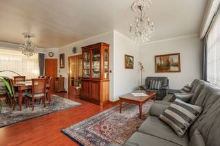 <p>In een rustige, residentiële straat in Wilrijk vinden we deze ruime bel‑étagewoning terug. De woning beschikt over een <strong>praktische indeling</strong>, <strong>veel natuurlijke lichtinval</strong> en biedt een uitstekende basis voor wie op zoek is naar een huis dat naar eigen smaak kan worden gemoderniseerd. Dankzij de <strong>4 slaapkamers</strong>, <strong>garage</strong> en <strong>zonnige tuin</strong> is dit de ideale gezinswoning op een centrale locatie.</p><p><br /></p><p><strong>INDELING</strong></p><p>Op het gelijkvloers bevindt zich de <strong>ruime inkomhal</strong>, een <strong>praktische garage</strong> en toegang tot de tuin. Op de eerste verdieping vinden we de lichtrijke <strong>woon- en eetkamer</strong> en een keukenruimte met potentieel om open te trekken voor een moderne leefkeuken.</p><p>De tweede verdieping omvat <strong>vier volwaardige slaapkamers</strong> en een badkamer. De woning telt in totaal <strong>3 bouwlagen</strong> en heeft een <strong>nuttige oppervlakte van 182 m²</strong>.</p><p><br /></p><p><strong>TROEVEN</strong></p><p>- Garage met extra bergruimte - Zonnige tuin - Gelegen in een rustige, kindvriendelijke wijk - Centrale ligging nabij scholen, winkels en invalswegen</p>