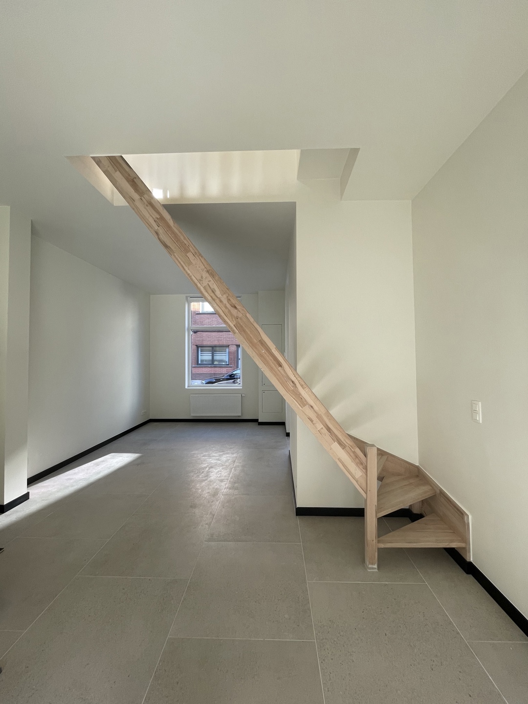 Gerenoveerde woning met 3 slpks en zolderruimte met terras - foto 2