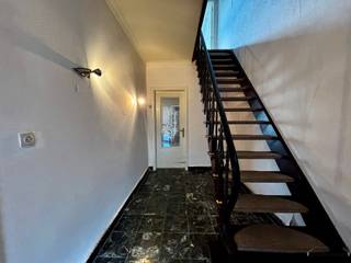 <h3><span>Te renoveren woning met 3 slaapkamers, garage en buitenruimte in Hamme</span></h3><p><span>Ben je op zoek naar een woning die je volledig naar eigen smaak kan vernieuwen? <br />Deze </span><span>ruime woning in Hamme</span><span> biedt met een </span><span>bewoonbare oppervlakte van ca. 156 m²</span><span> heel wat mogelijkheden voor wie op zoek is naar een interessant renovatieproject.<br />Op het gelijkvloers beschikt de woning over een inkomhal, een ruime leefruimte met authentieke elementen, een afzonderlijke keuken, een aparte was/bergruimte en een extra leefruimte/veranda met veel lichtinval en rechtstreekse toegang tot de buitenruimte.<br />Op de verdieping bevinden zich </span><span>drie slaapkamers</span><span> en een badkamer. De woning vraagt een grondige modernisering, maar biedt dankzij de beschikbare ruimte en praktische indeling een mooie basis om er een hedendaagse gezinswoning van te maken.<br />Ook buiten zijn er verschillende troeven. Op het </span><span>perceel van 201 m²</span><span> is er een aangename koer/terras waar je van de zon kan genieten. De </span><span>garage</span><span> zorgt bovendien voor een comfortabele parkeerplaats en extra bergruimte.<br />Een interessante opportuniteit voor wie niet bang is om de handen uit de mouwen te steken en een woning volledig naar eigen smaak wil renoveren. </span></p><p><span>Wens je graag een bezoek? Contacteer ons dan op 052/50 50 00!</span></p><p><span> </span></p><p><span>Bekijk ook onze visuele tour: <span>https://web-player.walkly.app/VoT9ChdTkk3ayg4RKdVj/zMtAFb0yvKgxgTIgnSgm/ww/public</span></span><span> </span></p>