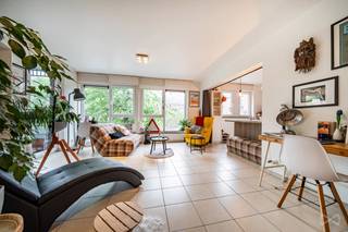 Situé au 1er étage d'une résidence récente, à proximité immédiate du centre-ville et de toutes les commodités, cet agréable appartement séduit par son excellent état d'entretien et sa luminosité.<br /><br />Il se compose d'un hall d'entrée, d'un WC séparé avec lave-mains, d'un spacieux séjour baigné de lumière naturelle avec cuisine ouverte entièrement équipée donnant accès à une terrasse de ± 6 m², d'une réserve/buanderie, d'une salle de bains équipée d'un meuble lavabo et d'une baignoire, ainsi que de deux chambres confortables.<br /><br />Le bien bénéficie également d'une cave privative ainsi que d'un emplacement de parking en sous-sol, apportant un confort appréciable au quotidien.<br /><br />Caractéristiques techniques : châssis PVC double vitrage, chauffage électrique par accumulation, installation électrique conforme, résidence bien entretenue, etc.<br /><br />Un bien idéal pour un investissement serein ou pour une occupation personnelle grâce à sa situation stratégique et ses faibles contraintes d'entretien.<br /><br />Actuellement loué au prix de 725 €/mois, auxquels s'ajoutent 70 € de charges communes.<br /><br />PEB : C – Espec : 179 kWh/m².an – E Total : 13.061 kWh/an – code unique : 20190107000566.