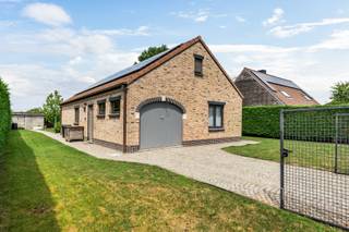 <h3>Rustig wonen in Heffen, met Mechelen dichtbij? Yes please. 😉</h3>
<p>Sommige woningen voelen gewoon meteen goed. <strong>Grote Mierenstraat 3 in Heffen</strong> is er zo eentje.</p>
<p>Hier woon je rustig en groen, op een fijne locatie in Heffen, terwijl je tegelijk op korte tijd in Mechelen bent en vlot de autostrade op kan. Ideaal dus als je graag thuiskomt in alle rust.</p>
<p>De woning zelf? Die is vooral<strong> praktisch</strong>. Alles wat je dagelijks nodig hebt, bevindt zich op het gelijkvloers. Je hebt er een lichtrijke leefruimte met open keuken, twee slaapkamers, een vernieuwde badkamer en een inpandige garage. Via het grote schuifraam stap je zo de tuin in.</p>
<p>En die tuin mag er zijn. <strong>753 m² volledig omheind perceel</strong>, mooi aangelegd en goed onderhouden, mét tuinhuis. Geen tuin waar je elke vrije minuut in moet steken, maar wel eentje waar je met plezier je stoel buitenzet.</p>
<p>Achteraan wacht bovendien nog een leuke verrassing: een <strong>zolder van ruim 40 m²</strong>. Vandaag vooral handig als bergruimte, maar mits de nodige inrichting kan je hier nog alle kanten uit. Een extra slaapkamer? Bureau? Hobbyruimte? Jij kiest.</p>
<p>Ook op technisch vlak zit je hier goed. De woning werd altijd met zorg onderhouden, beschikt over een <strong>gunstig EPC zonder renovatieplicht</strong>, conforme elektriciteit, is asbestveilig en heeft maar liefst <strong>20 zonnepanelen</strong>, inclusief groenestroomcertificaten tot 2030.</p>
<p>Kortom: een woning waar je <strong>zonder grote zorgen kan intrekken</strong>, maar die tegelijk nog genoeg ruimte laat om er helemaal je eigen plek van te maken.</p>
<p><strong>Grote Mierenstraat 3, Heffen. Rustig gelegen, praktisch ingericht en met verrassend veel mogelijkheden.<br />Interesse? Maak dan snel een afspraak via info@jamar.immo ‭03 435 31 33‬.<br /></strong></p>
<p><span>De volledige verslagen (EPC, elektrische keuring en asbestattest) vind je terug op </span><span>www.jamar.immo</span><span>.</span></p>
<p><strong><span>Stedenbouwkundige inlichtingen:</span></strong><span> Gvg, Gvv, Wg, Vkr, Gmo, niet gelegen in overstromingsgevoelig gebied, geen renovatieplicht.</span></p>