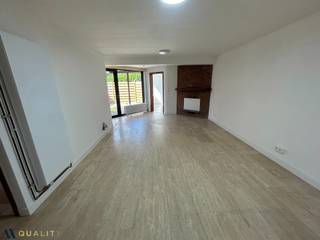 Centraal gelegen, gelijkvloers appartement (81 m²) met 2 slaapkamers en koer (32 m²). Het appartement is als volgt ingedeeld: een inkomhal, een leef-en eetruimte, een keuken, een badkamer met ligbad en toilet, 2 slaapkamers, een koer en een berging. Energielabel: B, EPC: 175 kWh/m²/j en UC: 3898028-RES-2. Onmiddellijk beschikbaar. Meer info: 052/52.05.05 of axel@ax-quality.be