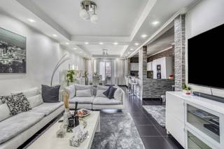 <p><span>Ben je op zoek naar een ruime woning met talloze mogelijkheden? Dan is dit uniek eigendom in de geliefde Kapelstraat te Hoboken precies wat je zoekt! Deze woning biedt enorm veel ruimte, comfort en flexibiliteit. Perfect voor een groot of samengesteld gezin, of wie gewoon houdt van veel leefruimte. Dankzij de aparte woonunit op het gelijkvloers is samenwonen met privacy hier perfect mogelijk.</span></p><p><span> </span></p><p><span>Indeling en troeven:</span></p><p><span>Het gelijkvloers bestaat uit een appartement met 2 slaapkamers en een tuin. Ideaal voor inwonende ouders, een studerend kind of kangoeroewonen.</span></p><p><span> </span></p><p><span>Eerste verdieping:</span></p><p><span>Riante Leefruimte van maar liefst 45 m²</span></p><p><span>Nieuwe, moderne semi-open keuken met alle comfort om lekker te koken</span></p><p><span>Luxueuze badkamer met hoekbad</span></p><p><span>Tweede badkamer met inloopdouche</span></p><p><span>4 volwaardige slaapkamers</span></p><p><span> </span></p><p><span>Bijzonderheden</span><span>:</span></p><p><span>EPC Energielabel B - 147 kwh/(m² jaar)</span></p><p><span>Geen renovatieverplichting!</span></p><p><span>Er is overal dubbele beglazing met PVC kader</span></p><p><span>De woning is onderkelderd</span></p><p><span>P-score: D</span></p><p><span>G-score: D</span></p>