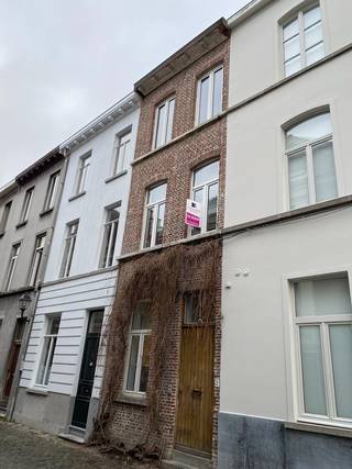 Prachtige <strong>karaktervolle rijwoning </strong>gelegen in het <strong>historische Patershol</strong>, op loopafstand van de bruisende Vrijdagsmarkt en de vele gezellige winkelstraten en steegjes. In deze charmante woning zijn de <strong>mooie oude authentieke elementen</strong> bewaard gebleven. U komt binnen in de woning via de <strong>inkomhal met gastentoilet</strong>. Op het gelijkvloers bevindt zich de <strong>badkamer </strong>met badkamermeubel en vrijstaand bad. Vanuit de badkamer kan u doorlopen naar de <strong>dressing en de slaapkamer</strong>. Op de eerste verdieping vindt u de <strong>praktische keuken</strong> met ruime eetkamer. De <strong>leefruimte</strong> is helemaal bovenaan op de 2de verdieping waar u een <strong>mooi uitzicht </strong>heeft op de 3 torens van Gent.<br /><br />EPC-score <strong>361</strong> kWh/m² jaar.<br />De woning is beschikbaar vanaf <strong>1 januari 2026</strong>.<br /><br />Bent u ook betoverd door deze mooie woning en wenst u een bezichtiging? Bel ons op het nummer <strong>09 330 61 04 </strong>of stuur een mail naar<strong> info@vastgoedminnaert.be</strong>