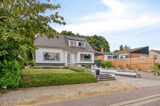 <strong>Prachtige villa in het landelijke Vissenaken met een bewoonbare oppervlakte van 277 m², 4 slaapkamers, 2 badkamers en een aangename zuidwestgerichte tuin. EPC-label B (bijna A) - watertoets A/A.</strong><br /><br />Deze ruime en lichtrijke villa is gelegen in het landelijke Vissenaken en combineert een royale bewoonbare oppervlakte met een praktische indeling en een aangename tuin.<br /><br />Het gelijkvloers bestaat uit een inkomhal, apart toilet, badkamer en slaapkamer met dressing. Verder bevindt zich hier een ruime en lichtrijke woonkamer met zicht op de volledige tuin en een moderne open keuken.<br /><br />De eerste verdieping beschikt over een nachthal, 3 volwaardige slaapkamers, een dressing en een tweede badkamer.<br /><br />De kelderverdieping biedt tal van mogelijkheden en beschikt over verschillende ruimtes. Daarnaast bevindt zich hier de inpandige garage en zijn er verschillende ruimtes die als bijkomende gebruiksruimte kunnen worden benut.<br /><br />Aan de voorzijde van de woning bevindt zich een verzorgde voortuin met een ruime oprit voor meerdere voertuigen. Achteraan geniet u van een aangename en zonnige zuidwestgerichte tuin met grasveld en tuinhuis.<br /><br />De woning geniet van een uitstekende ligging met een vlotte verbinding naar de E40. Ook scholen, winkels en openbaar vervoer bevinden zich in de nabije omgeving.<br /><br />Interesse? Mail naar laurens@immogve.be of bel naar 0496 07 89 48.