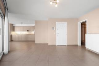 <strong>Wenduine: ruim 3 slaapkamer appartement te koop in een kleinschalige residentie met lift!</strong><br />Op zoek naar een ruim en instapklaar appartement op een toplocatie aan zee? Dan is dit prachtige appartement beslist een bezoek waard. Gelegen op slechts 100 meter van de zeedijk, geniet u hier van een rustige ligging in een zijstraat van de Kerkstraat, terwijl winkels, het zwembad en het openbaar vervoer zich op wandelafstand bevinden.
<p><strong>Indeling</strong><br />Via de inkomhal komt u terecht in de leefruimte met een volledig uitgeruste open keuken. Dankzij de grote raampartijen heeft u directe toegang tot het zuidwestgericht terras. De eerste slaapkamer beschikt over een ensuite badkamer met douche, wastafel en toilet. Aan de achterzijde van het appartement bevinden zich nog twee volwaardige slaapkamers en een 2e badkamer, uitgerust met een dubbele wastafel en een ligbad.</p>
Troeven:
<ul><li>Op slechts 100m van de zeedijk</li><li>Instapklaar en uitstekend gelegen</li><li>Energiezuinig met een gunstig EPC van 168 Kwh/m²</li><li>lift aanwezig in het gebouw</li></ul>
Deze unieke combinatie van troeven, zorgt ervoor dat dit de ideale woonst of 2e verblijf vormt. Meer informatie? Contacteer Ilse op het nummer 0456 96 04 61.<br />