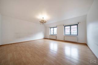 In de onmiddellijke nabijheid van Tour & Taxis ontdekt u dit mooie appartement, gelegen op de 4e en bovenste verdieping van een gebouw uit de jaren 90. Het appartement beschikt over een bewoonbare oppervlakte van ±105 m² en biedt aangename ruimtes en een functionele indeling. Het bestaat uit een inkomhal met een afzonderlijk toilet, een uitgeruste keuken, een ruime leefruimte, een nachthal die toegang geeft tot drie slaapkamers, een badkamer en een tweede toilet, evenals een kelder. Individuele gasverwarming. De ligging is een echte troef: vlak naast de emblematische site van Tour & Taxis geniet u van een wijk in volle ontwikkeling, met winkels, restaurants, groene ruimtes en talrijke stadsontwikkelingsprojecten, terwijl u zich toch op korte afstand van het centrum van Brussel bevindt. Een ideale ligging om optimaal te genieten van het Brusselse stadsleven, met een vlotte toegang tot het openbaar vervoer en de belangrijkste verkeersassen. EPC: E.