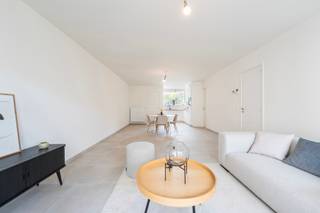 HUURGARANTIE 1 JAAR: investeer in een nieuwbouwappartement. Dankzij de huurgarantie geniet je onmiddellijk van een stabiel en gegarandeerd inkomen.

Ontdek Residentie Noordpoort in Diksmuide: 18 lichtrijke appartementen met 2 slaapkamers, zonnige terrassen en/of tuin, staanplaatsen en garageboxen. Gelegen op slechts 500 meter van de Grote Markt, bieden deze moderne appartementen het perfecte evenwicht tussen comfort en gemak. Met het station, winkels, horecazaken en scholen op wandelafstand, is Residentie Noordpoort ideaal gelegen. De nabijgelegen Ijzervlakte biedt een prachtig decor voor wandel- en fietsliefhebbers, terwijl de appartementen uitkijken op de schilderachtige Handzamedijk, een idyllisch stukje natuur.

Gebouwd met duurzame en tijdloze materialen, biedt Residentie Noordpoort verschillende opties, inclusief gelijkvloerse tuinappartementen met een eigen voordeur, perfect voor wie op zoek is naar een gelijkvloerse woning binnen een residentie. 

Alle nog beschikbare appartementen zijn volledig afgewerkt, inclusief de schilderwerken, waardoor een snelle verhuis naar jouw nieuwe thuis mogelijk is. Voor investeerders biedt dit project direct rendement.

Of je nu op zoek bent naar een eigen woning of een investeringsmogelijkheid, Residentie Noordpoort biedt telkens een uitstekende keuze. Neem vandaag nog contact met ons op voor alle informatie of een bezoek aan het modelappartement.


