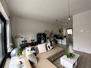 <p><span>Appartement aan park Spoor Noord te Antwerpen. </span></p><p><span> </span></p><p><span>Dit appartement met zeer veel lichtinval is gelegen aan het park Spoor Noord en op een minuutje wandelen van het gezellige Damplein. Het gebouw werd enkele jaren geleden volledig vernieuwd en beschikt bijgevolg over alle nodige comfort. </span></p><p><span>Je komt binnen in de verrassend ruime woonkamer met ramen van plafond tot op de vloer en met toegang tot het kleine terras. Aan de woonkamer ligt de open keuken met eettoog, ingericht met inductie kookplaat, dampkap, oven en ijskast. Via de slaapkamer op laminaat kom je in de badkamer met douche, wastafel en toilet. </span></p><p><span>Dankzij de recente vernieuwingen is het appartement ook energiezuinig, maar het grootste pluspunt van dit appartement is het uitzicht over het park. <br /><br /></span></p><p><span>Beschikbaar vanaf 01/06/2026</span></p><p><span>Vaste kosten :  50,-  euro per maand ( inclusief kuisen gang, elektriciteit en water alg delen)</span></p>