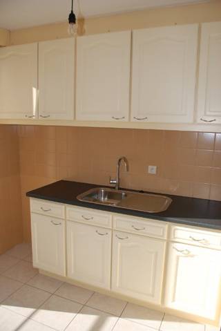 Rustig & centraal gelegen instapklaar appartement op de 2eV bestaande uit: 2eV: inkomhall, apart toilet, woonkamer, volledig ingerichte...