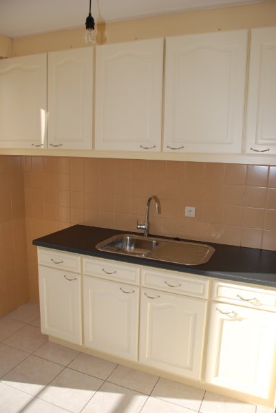 Rustig &amp; centraal gelegen instapklaar appartement op de 2eV met 2 slaapkamers en achterliggende garage. - foto 3