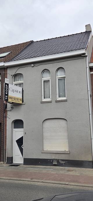 Gezinswoning bestaande uit inkomhal en traphal, living met open keuken, badkamer met ligbad, berging.<br />Op de verdieping 3 slaapkamers en zolderruimte.<br />Kleine stadstuin en terras mogelijk.<br />PVC ramen met dubbele beglazing en recent dak, verder te renoveren naar eigen smaak door de nieuwe eigenaar.<br />EPC 510 kWh/m² UC 0003647139, renovatieverplichting.