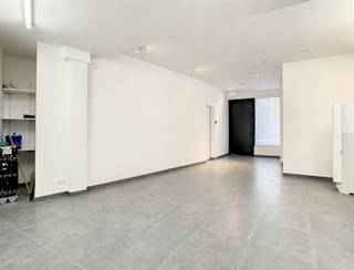 <p><span>BEZOEK? BEL 09/225.00.78.</span></p><p><span> </span></p><p><span>Deze energiezuinige woning bevindt zich op een boogscheut van het historische centrum van Gent. Gelegen op een rustige locatie vlak bij de Coupure, vormt dit de ideale thuis voor wie op zoek is naar ruimte, comfort en een uitstekende bereikbaarheid.</span></p><p><span> </span></p><p><span>Bij het betreden van de woning komt u terecht in de inkomhal, die toegang biedt tot een ruime berging of polyvalente atelierruimte van maar liefst 33 m². Op het gelijkvloers bevindt zich tevens een gastentoilet.</span></p><p><span>Op de eerste verdieping komt u meteen binnen in de uiterst lichtrijke leefruimte van 38 m². Grote raampartijen zorgen voor een aangename lichtinval en geven uit op het zuidgerichte terras van 13 m², waar u de hele dag van de zon kunt genieten. </span></p><p><span>De open keuken sluit hier naadloos op aan en is volledig uitgerust met een inductiekookplaat, ingebouwde koelkast, vaatwasser, dampkap en dubbele spoelbak.</span></p><p><span>De tweede verdieping beschikt over twee slaapkamers van respectievelijk 7 m² en 18 m². De grootste slaapkamer is voorzien van praktische ingemaakte kasten en geautomatiseerde rolluiken. Verder bevindt zich op deze verdieping de badkamer, uitgerust met een douche, dubbele wastafel en toilet.</span></p><p><span> </span></p><p><span>De woning behaalt een uitstekende energiescore met een E-peil van slechts 38. Dankzij de aanwezigheid van zonnepanelen, vloerverwarming en een warmtepomp geniet u van hedendaags wooncomfort met een laag energieverbruik.</span></p><p><span> </span></p><p><span>Wilt u deze woning graag zelf ontdekken? Neem vandaag nog contact met ons op!</span></p>