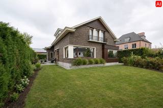 Deze ruime vrijstaande woning is gelegen op een rustige en gunstige locatie in Dentergem, met een vlotte verbinding naar de omliggende gemeenten en steden zoals Tielt, Waregem en Deinze. Winkels, scholen, horeca en andere dagelijkse voorzieningen bevinden zich op korte afstand.<br />De woning beschikt over een bewoonbare oppervlakte van maar liefst 262 m² en staat op een mooi perceel van 840 m². Dankzij deze royale oppervlaktes biedt de woning bijzonder veel leefruimte, zowel binnen als buiten, en is ze uitermate geschikt voor een gezin dat ruimte en comfort zoekt.<br /><br />PLUSPUNTEN:<br />* VRIJSTAANDE WONING OP RUIM PERCEEL 840 M²<br />* 262 M² BEWOONBARE OPPERVLAKTE!<br />* 5 RUIME SLAAPKAMERS | 2 BADKAMERS<br />* RUIME GARAGE EN OPRIT <br />* GEEN RENOVATIEPLICHT <br />* RUSTIGE LIGGING MET VLOTTE VERBINDING NAAR TIELT, WAREGEM EN DEINZE<br /><br />INTERIEUR:<br />Via de ruime inkomhal komt u binnen in de woning. De lichtrijke woonkamer vormt een aangename centrale leefruimte en beschikt over een gezellige inbouwhaard. Aansluitend bevindt zich de volledig ingerichte keuken, voorzien van een kookplaat, inbouwkoelkast, combi-oven en vaatwasser.<br />Op het gelijkvloers bevinden zich verder een badkamer met ruim ligbad en twee grote kamers, waarvan één beschikt over een extra aangrenzende doucheruimte. Deze kamers kunnen perfect dienstdoen als slaapkamers, maar bieden eveneens mogelijkheden als bureauruimte, hobbykamer of polyvalente ruimte.<br />De eerste verdieping beschikt over een ruime nachthal die toegang geeft tot drie bijzonder ruime slaapkamers. Daarnaast zijn er nog drie praktische bergruimtes en een afzonderlijk toilet aanwezig.<br /><br />EXTERIEUR:<br />De woning is gelegen op een ruim perceel van 840 m² en beschikt over een grote, aangename tuin achteraan. Hier is voldoende plaats voor een terras, speelruimte voor kinderen, een groene tuin of een gezellige buitenomgeving om volledig tot rust te komen. Verder beschikt de woning over een ruime garage en een oprit met voldoende parkeergelegenheid voor meerdere wagens.