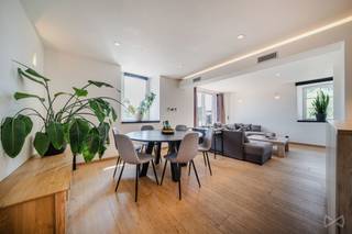 We Invest Malmedy presenteert u dit vastgoedcomplex met talrijke mogelijkheden, bestaande uit twee woningen op één perceel. Een ideale kans voor een groot gezin, een intergenerationeel project of een belegger die op zoek is naar een pand met een aanzienlijk waardestijgingspotentieel.<br /><br />De hoofdwoning, met een bewoonbare oppervlakte van ongeveer 217 m², is volledig gerenoveerd met hoogwaardige materialen. Het biedt modern comfort dankzij de recente voorzieningen en hoogwaardige afwerking. Op de begane grond vindt u een inkomhal, een volledig uitgeruste keuken die uitkomt op een ruime woonkamer met directe toegang tot een prachtig terras op het zuiden, een wasruimte en een drievoudige garage met mezzanine die ruime opslagruimte biedt. Op de eerste verdieping bevindt zich een overloop die toegang biedt tot twee slaapkamers en twee badkamers. De bovenste verdieping is volledig gewijd aan een prachtige oudersuite met een open badkamer, voorzien van een bad, een douche en een infraroodsauna, waardoor een echte wellnessruimte ontstaat.<br /><br />De tweede woning, met ruime kamers, moet volledig worden gerenoveerd. Dit biedt een uitstekende kans om een tweede woning te creëren, een verhuurproject te ontwikkelen of een ruimte in te richten voor een beroepsactiviteit, mits de nodige stedenbouwkundige vergunningen worden verkregen.<br />Technisch gezien presteert de gerenoveerde woning uitstekend op energiegebied met een EPC-klasse B (112 kWh/m²/jaar – Totaalverbruik 25 577 kWh/jaar – Ref. 20260629051613). Het is uitgerust met een warmtepomp die vloerverwarming aandrijft met individuele thermostaten in de verschillende kamers, PVC-kozijnen met dubbele beglazing, elektrische Velux-dakramen en een mechanisch geregelde ventilatie met dubbele luchtstroom (VMC).<br /><br />Dit vastgoedcomplex biedt talrijke mogelijkheden: u kunt onmiddellijk intrekken in een volledig gerenoveerde woning en tegelijkertijd het tweede huis geleidelijk aan opwaarderen volgens uw wensen en plannen.<br /><br />Aanvullende informatie en het volledige dossier zijn op eenvoudig verzoek verkrijgbaar bij We Invest Malmedy op 0499/66.71.45 of per e-mail aan malmedy@weinvest.be.