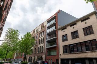 <p>Zeer lichtrijk penthouse (EPC A) met 2 terrassen, vloerverwarming en ultieme privacy</p><p>Gelegen op de 6de (bovenste) verdieping van een recent nieuwbouwproject (2021) met slechts 1 appartement per verdieping. Dankzij de ligging boven de mooie bomenrij geniet je hier van volledige rust, geen inkijk en ultieme privacy.</p><p>Indeling &amp; Comfort:</p><p>- Leefruimte &amp; Keuken: Ruime, open leef- en eetruimte met een volledig uitgeruste keuken met eiland (voorzien van vaatwasser, koelkast, diepvriezer, keramische kookplaat en combi/microgolfoven).</p><p>- Terras vooraan: Gevelbreed, zuidgericht terras waar je het hele jaar door geniet van een prachtig uitzicht over de stad.</p><p>- Berging: Praktische technische ruimte met de cv-ketel, ventilatiesysteem D, omvormer voor de zonnepanelen en aansluiting voor een wasmachine.</p><p>- Badkamer: Moderne badkamer met inloopdouche en wastafelmeubel.</p><p>- Slaapkamer: Rustig gelegen slaapkamer met toegang tot een 2e terras met eveneens weids uitzicht.</p><p>Extra troeven:</p><p>- Vloerverwarming over het gehele appartement (inclusief slaapkamer).</p><p>- Zéér gunstig energieprofiel (EPC A) dankzij individuele zonnepanelen en hoogwaardige isolatie.</p><p>- Het gebouw beschikt over een personenlift, een handige fietsenlift naar de ondergrondse fietsenstalling en een privé kelderberging.</p>