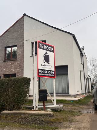 VERNIEUWDE EN ENERGIEZUINIGE HALFOPEN BEBOUWING MET TUIN IN EEN ZEER AANGENAME EN RUSTIGE ZONE VAN LOCHRISTI. In het gezellige Zeveneken,...