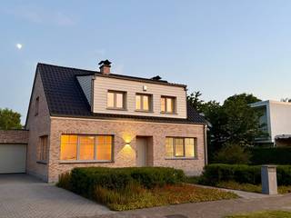 <p>KIJKDAG OP AFSPRAAK 31/10/26: of .</p><p>Deze perfect instapklare gezinswoning combineert comfort en energiezuinigheid (EPC A) in een rustige straat op een zeer centrale ligging (op enkele minuten van de A12 en N16 op de as Antwerpen-Brussel) en uitkijkend op groen.</p><p>De woning werd in 2015 totaal gerenoveerd met oog voor kwaliteit, duurzaamheid en een hoogwaardige afwerking. Dankzij het EPC-label A, de 14 zonnepanelen en het driedubbele glas geniet u van een energiezuinige woning met een zeer laag energieverbruik en een optimaal wooncomfort.</p><p>Troeven van deze woning:<br />• Instapklare open bebouwing<br />• EPC-label A met 14 zonnepanelen en driedubbele beglazing<br />• Zuidgerichte tuin met vrij zicht op groen<br />• Rustige buurt en centrale ligging nabij N16 en A12<br />• Drie ruime slaapkamers<br />• Lichtrijke leefruimte en zuid gerichte keuken met tuinzicht<br />• Ruime bureauruimte met op maat gemaakte kasten en bureau, ideaal voor thuiswerk<br />• Leuke speeltuin en de ingebouwde trampoline<br />• Aparte garage en tuinhuis<br />• Dubbele oprit die plaats kan bieden aan vier wagens<br />• Rolluiken aanwezig aan alle ramen</p><p>De woning is beschikbaar vanaf 1 juni 2027, maar indien nodig bespreekbaar.</p>