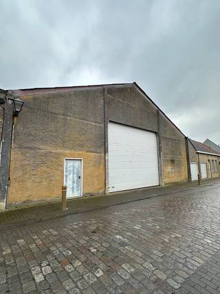 Te huur: functionele loods in IzenbergeDeze ruime loods is gelegen in het dorp van Izenberge en biedt een oppervlakte van 569 m².De loods is...