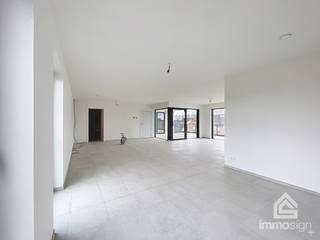 PLUSPUNTEN:<br />+ appartement 2.3<br />+ bruto oppervlakte: 140,53m²<br />+ netto oppervlakte: 114,53m²<br />+ terrasoppervlakte: 27,17m²<br />+ voorzien van zonnepanelen<br />+ 2 slaapkamers<br />+ ondergrondse parking en berging<br />+ extra carport nr. 15 inbegrepen<br />+ ventilatie type D<br />+ instapklare oplevering<br />+ budget keuken volgens lastenboek<br /><br />ALGEMEEN:<br />Op zoek naar een stijlvolle nieuwbouw die ruimte, licht en hedendaags wooncomfort combineert? Dit prachtige penthouse in Kinrooi biedt u een unieke woonbeleving met een royaal terras, een doordachte indeling en hoogwaardige afwerking volgens het lastenboek.<br /><br />Bij het binnenkomen ervaart u meteen de open en lichtrijke sfeer die deze woning typeert. De leefruimte vormt het hart van het appartement en geniet dankzij de grote raampartijen van een overvloed aan natuurlijke lichtinval. De open keuken met centraal eiland sluit naadloos aan op de gezellige leefruimte en biedt u de mogelijkheid om deze volledig naar eigen smaak te kiezen volgens het voorziene lastenboek.<br /><br />Het ruime terras is zonder twijfel één van de grootste troeven van dit penthouse. Hier geniet u in alle rust van het buitenleven, ideaal voor een ontspannen ontbijt, gezellige momenten met familie en vrienden of gewoon om te genieten van de open omgeving.<br /><br />Het appartement beschikt over twee volwaardige slaapkamers, een stijlvolle badkamer en praktische bergruimte, waardoor comfort en functionaliteit perfect samenkomen. Dankzij de nieuwbouwkwaliteit geniet u bovendien van hedendaagse technieken, energiezuinig wonen en zorgeloos wooncomfort.<br /><br />Praktisch wordt dit penthouse compleet gemaakt door twee autostaanplaatsen, een private kelderberging en een extra carport. Hierdoor beschikt u over voldoende parkeergelegenheid en maximale opbergruimte.<br />Een ideale woning voor wie op zoek is naar een moderne, energiezuinige en instapklare woonst met een ruim terras en een uitstekende bereikbaarheid in Kinrooi.<br /><br />FINANCIERING:<br />Een succesvolle vastgoedtransactie begint met een goede voorbereiding. Wij adviseren kandidaat-kopers om hun financiële mogelijkheden tijdig in kaart te brengen, zodat zij met de nodige zekerheid en vertrouwen kunnen handelen wanneer de juiste opportuniteit zich aandient.<br /><br />VERKOPEN OF VERHUREN MET EEN STRATEGISCHE AANPAK?<br />Dankzij het vertrouwen van onze klanten en onze sterke marktpositie zijn wij voortdurend op zoek naar kwalitatieve eigendommen. Overweegt u te verkopen of te verhuren? Ontdek vrijblijvend onze persoonlijke aanpak en hoe wij uw eigendom optimaal positioneren om de juiste doelgroep te bereiken.<br /><br />ALS EERSTE OP DE HOOGTE VAN NIEUW AANBOD:<br />De beste eigendommen worden vaak gevonden vóór ze breed beschikbaar zijn. Schrijf u vrijblijvend in via onze website en ontvang nieuw aanbod dat aansluit bij uw wensen en zoekcriteria.<br /><br />UW VASTGOED, ONZE EXPERTISE:<br />Elke eigendom verdient een persoonlijke strategie. Met een combinatie van marktkennis, professionele presentatie, actieve klantenbenadering en een sterk netwerk begeleiden wij onze klanten naar een succesvol resultaat.<br /><br />PERSOONLIJKE SERVICE, PROFESSIONELE BEGELEIDING:<br />Een vastgoedbeslissing vraagt een doordachte aanpak. Ons ervaren team staat klaar om u persoonlijk te adviseren en te begeleiden bij elke stap. Contacteer ons via +32 89 87 03 67 of via info@immosign-plus.be.