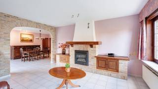 Bijzonder ruime en stevig gebouwde villa met een vlotte verbinding naar zowel Brugge als Knokke-Heist. Het huis beschikt over 5 grote slaapkamers en een inpandige garage. Energielabel B, asbestveilig, geïsoleerd dak en een conforme elektrische installatie!<br /><br />De indeling is als volgt. op het gelijkvloers: een grote inkomhal met gastentoilet, een ruime woonkamer met gashaard en eet-en zithoek, vanuit de woonkamer toegang tot een eerste zonneterras. Verder een grote leefkeuken met aansluitend zowel een handige wasplaats als een grote berging. Ook vanuit de keuken is er toegang tot een tweede zonneterras. De garage is groot en voorzien van een elektrische poort. Er is een grote slaapkamer aanwezig op de gelijkvloerse verdieping alsook een ingericht badkamer met ligbad en douche. <br /><br />Op de verdieping een royale nachthal, drie of vier extra grote slaapkamers en/of eventueel een ruimte ideaal voor het inrichten van een tweede badkamer en een apart toilet. Een volwaardige zolderverdieping met de mogelijkheid tot het inrichten van extra slaapkamers/hobbykamer of bureelruimtes. <br /><br />Rondom het huis een verzorgde tuin met enkele terrassen en een grote oprit met parkeerplaatsen voor het huis. Parkeren kan ook binnen in de garage. <br /><br />Bezoek de woning met Willem Cauwels op Tel 050.89.27.70