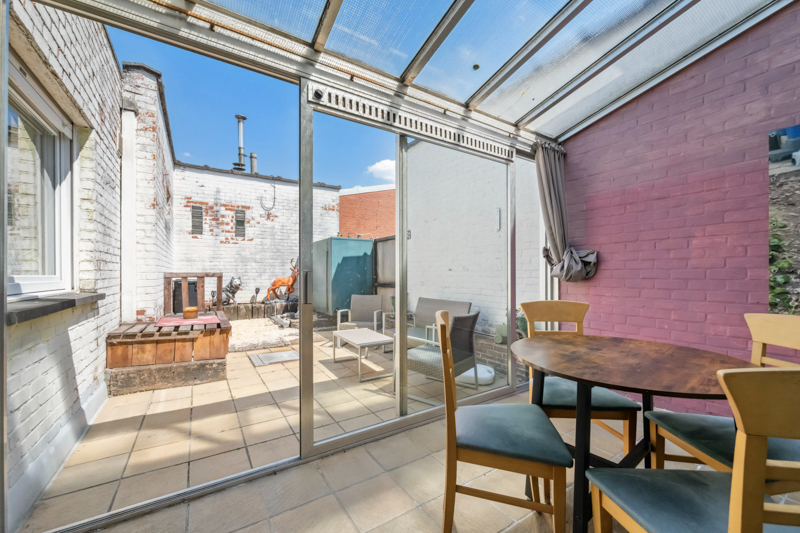 Hooglede- Opbrengsteigendom van 3 verhuurde sterk gebouwde woningen met 3 slaapkamers in het centrum van Hooglede gelgen. Deels al vernieuwd. Potentieel met tuinen en parking. - foto 5