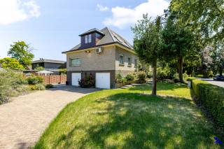 Welcome to Berlare!<br /><br />Are you looking for a characterful property in a quiet prime location, surrounded by greenery? <br />Then this exceptional villa is exactly what you’re looking for!<br /><br />With a usable living area of approximately 198 m² and 5 bedrooms, this home offers plenty of space for the whole family. Over the years, the property has been meticulously maintained and updated to meet modern comfort standards.<br /><br />The elevated living floor features a spacious entrance hall, a bright living room with adjoining veranda, a fully equipped kitchen, two bedrooms, and a bathroom. Upstairs, you’ll find three more bedrooms, a second bathroom, and a versatile living area with access to a pleasant terrace.<br /><br />The lovely garden and sunny terrace make for perfect relaxing spots, allowing you to enjoy the peaceful green surroundings and privacy this home provides. Ample parking is available on the property, along with a well-maintained walkway leading to the front door.<br /><br />Comfort-wise, the house scores highly with an EPC label C, central heating on natural gas via a high-efficiency boiler, double-glazed windows, and shutters all around. The slate roof has been renewed and insulated, and the cavity walls have also been insulated. Multiple air conditioning units add extra comfort during warm summer days.<br /><br />A major advantage is the spacious garage and storage level of approximately 112 m². This practical space includes two indoor garages of around 23 m² and 30 m², a laundry room, and various storage areas. With a comfortable ceiling height of about 2.5 meters, this level offers numerous possibilities for extra storage, a hobby room, or even a home business.<br /><br />Interested? <br />Contact our office at info@hiro.be or 03 230 00 14 and discover if this can be your new home!