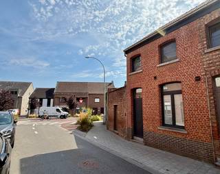 <p><span>Volledig en duurzaam gerenoveerde en 100% instapklare woning met tuin en garage.<br />Super gezellig ingericht, veel lichtinval en alle comfort aanwezig.<br /></span><span>Deze charmante woning biedt :<br /><br />✅ Veel lichtinval<br />✅ Super gezellige leefruimte met zicht op de tuin<br />✅ Twee ruime slaapkamers (17m2 & 15m2)<br />✅ Ingerichte keuken (alle toestellen) en dito badkamer met douche.<br />✅ Tuin + groot overdekt terras en garage, allen vlot bereikbaar via de achterzijde<br />✅ EPC Label B<br />✅ Conforme elektriciteit tot 2051<br />✅ Asbest-veilig<br />✅ Warmtepomp inclusief airco<br />✅ Zonnepanelen<br /><br />Instapklaarder worden woningen niet aangeboden.</span></p>
<p><span>Ideaal als starterswoning, investering of voor klein gezin.</span></p>