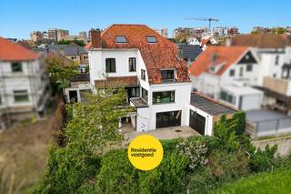 Deze ruime en charmante villa geniet van een uitstekende ligging op wandelafstand van het strand, winkels en openbaar vervoer. Achteraan biedt de woning een prachtig open uitzicht over de omgeving — een zeldzame troef die zorgt voor rust en ruimtegevoel.<br /><br />Binnenin tref je een lichte en aangename leefruimte met aansluitende eetplaats en een ruime keuken die uitgeeft op het terras achteraan. Verder zijn er meerdere slaapkamers en badkamers, wat de woning perfect maakt voor een groot gezin, tweede verblijf of wie graag gasten ontvangt. Een bureauruimte en verschillende polyvalente kamers bieden extra mogelijkheden voor hobby, werk of ontspanning.<br />Op het gelijkvloers bevinden zich meerdere bergruimtes en twee staanplaatsen voor de wagen. De woning is uitgerust met centrale verwarming op aardgas, dubbele beglazing en heeft een EPC-label D, zonder renovatieverplichting.<br /><br />Dankzij haar authentieke karakter, ruime indeling en ligging vlak bij zee combineert deze villa moeiteloos comfort met een uniek uitzicht en een gevoel van vrijheid. Een woning met ziel, klaar voor wie haar opnieuw wil laten stralen.<br /><br />Neem voorsprong met een vrijblijvende en gratis schatting van uw eigendom via:<br />www.residentievastgoed.be/gratisonlineschatten<br /><br />EPC: 370 kWh/m² - UC: 3041147 ~ Vg, Wg, Gvkr, Gvv, Gmo ~ Ref. MI21779