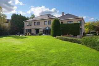 Cette maison spacieuse et confortable offre tout ce dont vous avez besoin pour vivre de manière moderne. Avec un espace de vie lumineux, une cuisine moderne, six chambres et plusieurs espaces polyvalents, il y a amplement d'espace pour toute la famille. De plus, le chauffage par le sol, les stores, la climatisation, un ascenseur et des panneaux solaires offrent un confort supplémentaire et une durabilité. La maison est également très sécurisée et dispose d'équipements intérieurs et extérieurs pour profiter d'un climat agréable toute l'année. Parfait pour les familles et les professionnels à la recherche d'une maison spacieuse.<br /><br />La maison a une disposition pratique avec beaucoup d'espace. Au rez-de-chaussée, il y a un grand hall d'entrée, un salon confortable avec coin TV, une cuisine moderne, un débarras et des toilettes invités. Il y a également plusieurs espaces polyvalents, actuellement utilisés comme bureau.<br />Le premier étage dispose de six grandes chambres, dont une suite parentale avec dressing, deux salles de bains, des espaces de bureau supplémentaires et une buanderie. De plus, la maison est entièrement sous-sol. Ce sous-sol spacieux offre encore plus d'espace pour les loisirs, le travail, le jeu ou le stockage.<br /><br />La maison est techniquement bien équipée pour un confort et une durabilité maximaux. Il y a des panneaux solaires avec un rendement de 9000Wp. De plus, il y a des certificats d'énergie verte de 330 euros/pièce. Le chauffage par le sol est également prévu au rez-de-chaussée, ainsi que des convecteurs pouvant chauffer et refroidir. Pour plus de commodité, il y a un ascenseur et enfin, la maison dispose d'une alarme intérieure et extérieure.<br /><br />PEB: 168kWh/m2an<br /><br />Caractéristiques exceptionnelles :<br />- Superficie habitable : 660m2<br />- Activité professionnelle possible<br />- Panneaux solaires<br />- Certificats d'énergie verte<br />- Climatisation<br />- Chauffage par le sol<br />- Sous-sol<br />- Grand parking<br />- Alarme intérieure et extérieure<br />- Construit sur 2 parcelles<br />- 40m de largeur de rue<br />- Ascenseur<br />- Citerne d'eau de pluie