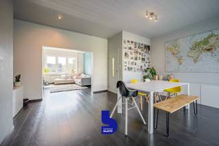 Welkom in deze ruime familliewoning met tal van opties.<br />Het huis ligt op de grens van Oostende en Bredene.<br />Dicht bij winkels en slechts enkele stappen van de Spuikom waar het steeds aangenaam wandelen is.<br /><br />En dan moeten we nog beginnen aan de mogelijkheden van het huis zelf.<br />We beginnen op de gelijkvloers met een inkomhal, woon- en eetkamer met keuken, WC, berging en wasruimte. Vanuit de leefruimte hebben we langs de ene kant zicht op water en langs de andere kant een terras met zicht op de gezellige tuin.<br /><br />Op de eerste verdieping vinden we de masterbedroom met aparte dressing. Hier ontwaak je met opnieuw het aangename zicht op water. Verder heb je nog een ruime slaapkamer en badkamer.<br />Daarna gaan we naar de tweede verdieping waar we via de allée toegang hebben tot nog 2 slaapkamers en de ruime zolder.<br /><br />Voor wie dit nog niet genoeg is, hebben we nog een kelder die volledig bewoonbaar is gemaakt tot een multifunctionele ruimte. <br />De kelder is momenteel ingericht als een ruime studio met badkamer, keuken, berging, slaapkamer en toegang tot de  gezellige tuin.<br />Ideaal als bureau voor een zelfstandige of om te gebruiken voor seizoensverhuur.<br /><br />Al deze troeven koppelen we aan een gunstig EPC 'B' label en conforme elektriciteit.