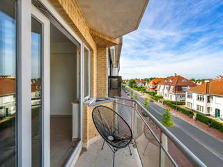 Dit aangename appartement is uitstekend gelegen in de gegeerde Koningslaan, op korte wandelafstand van het Rubensplein, de zeedijk en het bruisende centrum van Knokke. Dankzij de centrale ligging bevinden winkels, restaurants en het strand zich allemaal binnen handbereik. Bovendien geniet het appartement van een mooi open zicht. Het appartement omvat een inkomhal met afzonderlijk toilet, een lichtrijke leefruimte met grote raampartijen en toegang tot het terras. Aansluitend bevindt zich de aparte keuken. Verder beschikt het appartement over een ruime slaapkamer met toegang tot een aangenaam terras aan de achterzijde en een praktische douchekamer. Een private kelderberging is inbegrepen. Daarnaast is er de mogelijkheid tot aankoop van een garagebox. Een ideaal appartement voor wie op zoek is naar een aangename pied-à-terre op een centrale en gegeerde ligging te Knokke.<br /><br />Stedenbouwkundig uittreksel en maatregelenregister in aanvraag.<br /><br />Aarzel niet om ons te contacteren voor meer informatie: tel. : 050 62 44 14 of via knokke@immax.be