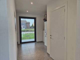 Cherchez-vous une magnifique maison neuve à louer à Lede? Ne cherchez plus! Disposition du rez-de-chaussée: - Hall d'entrée - Salon avec...