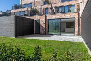 Maak kennis met dit uitzonderlijk ruim BEN-nieuwbouwappartement in het project Jamalie met 2 slaapkamers, een bewoonbare oppervlakte van 131 m2, een terras van maar liefst 30m2 en met een privé tuin aanpalend aan de gemeenschappelijke tuin. Gmo/Gvkr/Gvv/Vg/Wg
Bijzonderheden :
- duurzame energie, vloerverwarming met warmtepomp, zowel verwarmen als koelen.
- E-peil 20 : korting van 50% op de onroerende voorheffing gedurende 5 jaar.
- grote raampartijen voor veel lichtinval.
- mooi vrij uitzicht op het groen.
- badkamer met ligbad en inloopdouche.
- bovengrondse staanplaats inbegrepen in de prijs.
- staanplaats in de ondergrondse garage + berging zijn verplicht aan te kopen.
- mogelijkheid tot kopen aan 6%, ook voor investeerders mits aan de voorwaarden voldaan wordt.
- met staanplaats  4
- afgesloten tuinberging