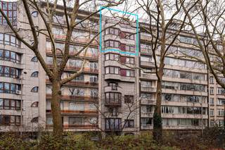 Located directly along the City Park, in one of Antwerp’s most sought-after residential areas, this exceptionally spacious penthouse of...