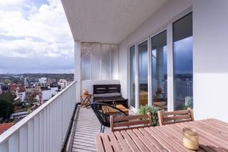 <p>Dit fantastische appartement bevindt zich op de Prins Albertlei, beter gekend als De Merodewijk: letterlijk op de grens Antwerpen-Berchem waar het heerlijk wonen is, op 2 stappen van Brouwerij De Koninck waar tal van topzaken gevestigd zijn zoals The Bakery, Van Tricht, The Butcherstore, maar ook supermarkten ; Delhaize, Lidl, Albert Heijn vind je er op wandelafstand! Het appartement treffen we aan op de bovenste verdieping , geen bovenburen dus en het dak werd pas gerenoveerd! EPC B is het resultaat. Het volledige appartement onderging overigens een totale make-over: alle ramen, vloeren, badkamer en keuken en elekriciteit zijn vernieuwd. Dé troef is ongetwijfeld het zonneterras welke over de volledige breedte van de living loopt. Zon van 'smorgens! Heerlijk zicht over de wijde omgeving van het eilandje tot Centraal Station, Berchem, Deurne etc.... zover de horizon reikt! Ook de slaapkamers genieten van een mooi uitzicht en kijken richting Antwerpen Zuid en omgeving. Elek conform, Asbestvrij. Kelderberging inbegrepen in prijs.</p>