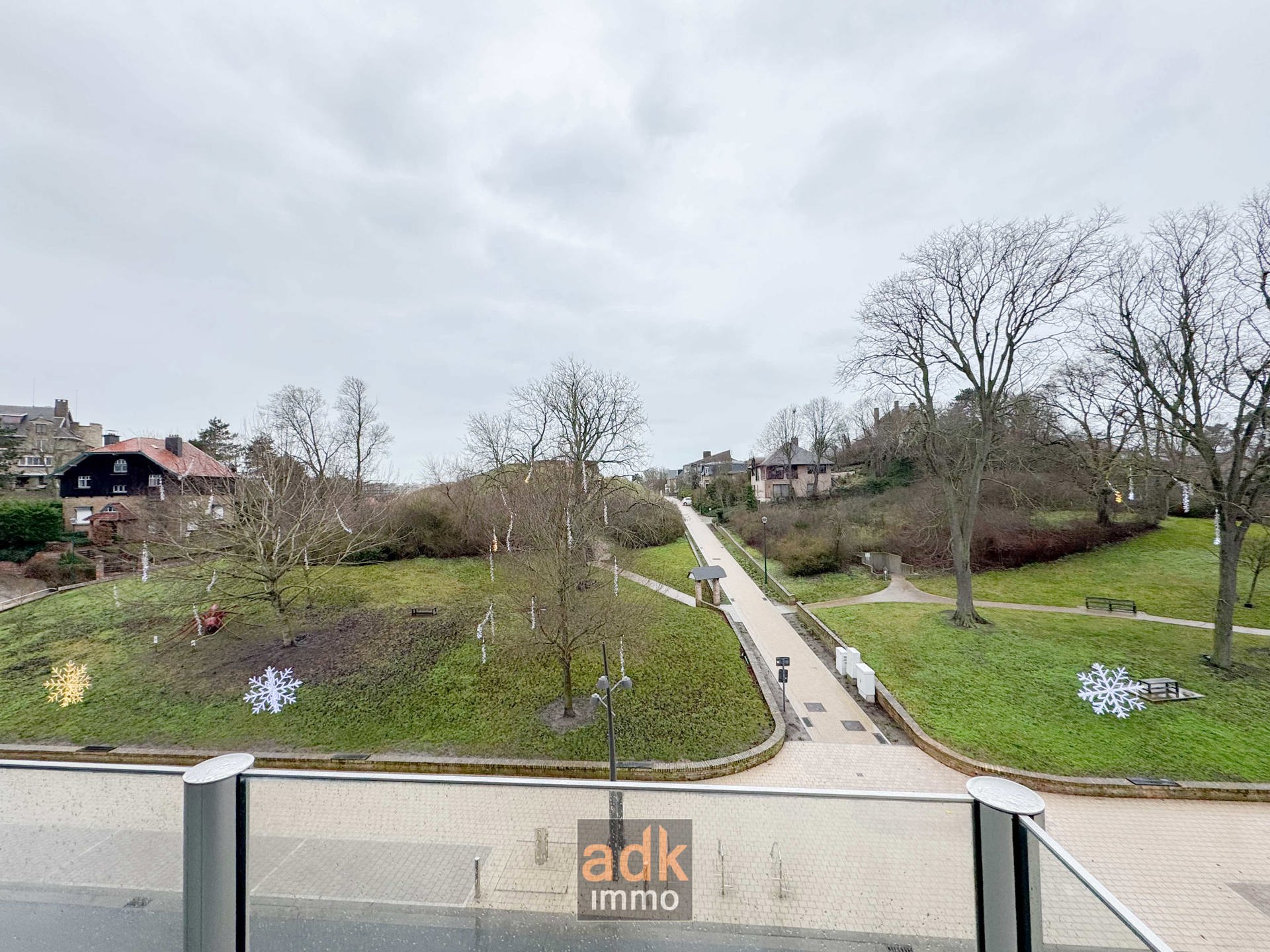 Ruim en lichtrijk appartement met zicht op het park. 2 slaapkamers, 2 badkamers, 2 terrassen, incl. kelder.  - foto 4