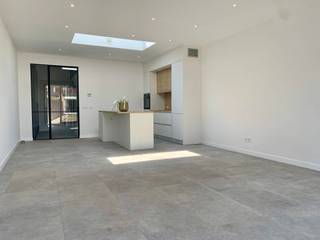 <strong><strong>Gerenoveerde charmante rijwoning met 3 slaapkamers en aangename stadstuin in een gegeerde wijk in Turnhout • EPC: A • Onmiddellijk beschikbaar.<br /><br />Ligging: </strong></strong>Deze instapklare rijwoning is rustig gelegen in de gegeerde Tuinwijk in Turnhout. Je woont hier in een aangename woonomgeving met een buurtkarakter, terwijl winkels, scholen, openbaar vervoer en het stadscentrum vlot bereikbaar zijn. De combinatie van een rustige ligging en een centrale bereikbaarheid maakt deze woning bijzonder aantrekkelijk.<br /><br /><strong>Indeling</strong>: <strong>+0: </strong>inkomhal • badkamer • toilet • wasplaats/berging • leefruimte met open keuken • tuin • 2 terrassen • tuinberging • 2 autostaanplaatsen voor de deur <strong>+1: </strong>3 slaapkamers • toegang naar de zolder<br /><br /><strong>Beschrijving: </strong>Instapklare en energiezuinige rijwoning, volledig gerenoveerd in 2025 en gelegen in de rustige Tuinwijk Volksplein. Deze woning voldoet aan de norm van 2050 (EPC A) en biedt modern wooncomfort dankzij vloerverwarming (ook op de slaapkamers), een hoogrendementsketel en ventilatiesysteem C+.<br />De lichtrijke leefruimte met open karakter wordt extra geaccentueerd door een lichtkoepel met ventilatiemogelijkheid. De woning beschikt over 3 slaapkamers, een moderne badkamer met inloopcomfort en slimme doorgeef naar de wasplaats, apart toilet en praktische bergruimte.<br />Duurzaamheid staat centraal met een regenwaterput van 10.000L aangesloten op toilet, wasmachine en buitenkraan. Verder zijn LED-inbouwspots, lamellen en verduisteringsgordijnen reeds voorzien.<br />Buiten geniet je van een nieuw aangelegde tuin met 2 terrassen (zon en schaduw) en een tuinberging met achteringang. Vooraan bevinden zich 2 autostaanplaatsen naast elkaar op de oprit.<br /><br /><strong>Bijzonderheden:<br /></strong>• Onmiddellijk beschikbaar<br />• 2 autostaanplaatsen voor de deur<br />• Regenwaterrecuperatie<br />• Veel bergruimte: ruime berging, ingemaakte kasten, bergzolder, tuinberging,...<br /><strong></strong>
