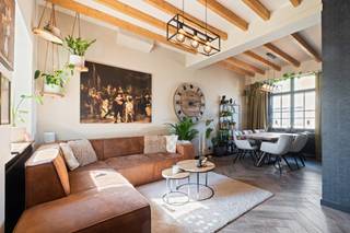<p>Te koop: karaktervolle gesloten bebouwing in het centrum van Sint-Gillis-Waas, Oost-Vlaanderen, met gezellige tuin en private staanplaats.</p>

<p>Deze charmante woning aan Bergstraat 3 combineert een centrale ligging met vlotte bereikbaarheid, waardoor winkels, scholen en openbaar vervoer op korte afstand liggen. De authentieke uitstraling en warme sfeer maken dit huis bijzonder uitnodigend. Bovendien geniet u van een aangename tuin waar u in alle rust kunt ontspannen, met een private staanplaats voor uw wagen.</p>

<p>Belangrijkste ruimtes:<br />• Woonkamer (21 m²) met gezellige indeling en natuurlijke lichtinval<br />• Keuken (12 m²) uitgerust met spoelbak, vaatwasser, dampkap, koelkast, oven en keramische kookplaat<br />• Wasplaats (8 m²) met aansluitingen voor wasmachine en droogkast<br />• Berging (4 m²) voor extra opslag<br />• Inkomhal (2 m²)<br />• Twee slaapkamers (13 m² elk)<br />• Badkamer (3 m²) met inloopdouche, toilet en wastafel<br />• Garage en apart toilet</p>

<p>Troeven:<br />• Centraal gelegen met vlotte bereikbaarheid<br />• Karaktervolle woning met veel charme<br />• Gezellige tuin met private staanplaats voor de wagen</p>

<p>Neem vandaag nog contact op met uw ERA-makelaar voor een bezoek. JOUW DROOMHUIS. ZO GEVONDEN!</p>