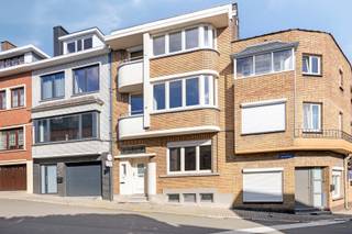 Deze karaktervolle gesloten bebouwing uit 1939 combineert authentieke charme met een verrassend ruime indeling. Dankzij de royale bewoonbare oppervlakte en de vele mogelijkheden is deze woning ideaal voor gezinnen of voor wie op zoek is naar extra ruimte en comfort.<br /><br />Bij het betreden van de woning kom je terecht in een inkomhal die toegang geeft tot de verschillende leefruimtes. De ruime woon- en eetkamer vormen samen een aangename leefomgeving, ideaal om gezellige momenten door te brengen met familie en vrienden. Aansluitend bevindt zich de afzonderlijke, volledig uitgeruste keuken.<br /><br />Op de verdiepingen bevinden zich vier volwaardige slaapkamers, waarvan één met toegang tot een terras, en een badkamer. Daarnaast beschikt de woning op de tweede verdieping over een aparte bureauruimte, die zich perfect leent voor thuiswerk, een hobbyruimte of een extra functionele invulling.<br /><br />Ook buiten heeft deze woning heel wat te bieden. De gezellige tuin vormt een heerlijke plek om te ontspannen en volop van het buitenleven te genieten. Een bijkomende troef is de rechtstreekse toegang tot de tuin via Agnetenberg. Daarnaast beschikt de woning over een ruime kelder, ideaal voor extra opslagruimte en eveneens bereikbaar via een trap vanuit de tuin.<br /><br />De woning is gunstig gelegen in Tongeren en biedt dankzij haar ruime indeling en karaktervolle uitstraling heel wat potentieel. Als extra troef bestaat bovendien de mogelijkheid om een afzonderlijke garagebox aan te kopen, gelegen op slechts 50 meter van de woning. Zo geniet je van extra parkeergemak en bergruimte in de onmiddellijke omgeving.<br /><br />Op zoek naar een ruime woning met karakter, mogelijkheden en een gunstige ligging? Dan is deze eigendom zeker een bezoek waard. Neem snel contact met ons op via 012/23.23.11 of via immo@confideo.be. 