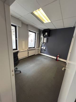 <p>Op zoek naar een kantorengebouw in het hart van Oudenaarde?</p><p>Dit kantorengebouw voorziet maar liefst 8 afzonderlijke burelen ,archiefruimte ,vergaderzaal ,ontvangstruimte ,kitchenette ,2 toiletten en een terras .<br />Dus een ideale werkomgeving.<br />Met een strategische ligging in het historische centrum van Oudenaarde geniet u van een goede bereikbaarheid!</p><p>Verdere interesse?<br />Vraag uw bezoek aan via onze website www.immodhondt.be <br /> </p>