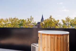 Uitzonderlijke penthouse dat luxe, comfort en verfijning naadloos combineert.<br />Gelegen in een modern gebouw uit 2020, biedt het een spectaculair uitzicht en een royale bruto woonoppervlakte van 254 m².<br /><br />Met drie afzonderlijke terrassen (97 m² bruto) geniet u op elk moment van de dag van zon, licht en rust. Ontspannen wordt dagelijkse luxe dankzij de privéjacuzzi en de inpandige sauna.<br /><br />De leefruimte straalt klasse en warmte uit, mede dankzij twee stijlvolle open haarden en een hoogwaardige open keuken met kookeiland. Het penthouse is volledig uitgerust met vloerverwarming in combinatie met een energiezuinige warmtepomp, wat zorgt voor maximaal comfort en een consistent aangenaam binnenklimaat.<br /><br />Drie ruime slaapkamers en twee elegant afgewerkte badkamers bieden ruimte en rust voor het hele gezin of gasten. Dankzij het geavanceerde domoticasysteem en automatische gordijnen ervaart u een moeiteloze controle over sfeer, verlichting en privacy.<br /><br />Met een uitstekende EPC-score van 60 en energielabel A is dit penthouse duurzaam en toekomstgericht. Praktisch gemak is verzekerd dankzij drie ondergrondse private garages, een extra staanplaats en kelderberging, rechtstreeks bereikbaar met de lift.<br /><br />Dit penthouse staat synoniem voor exclusiviteit, rust en ruimte. Een unieke kans voor wie compromisloos wil wonen in pure luxe.