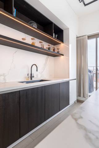 Luxe penthouse appartement op wandelafstand van het MAS, het Red Star Line Mueum, gezellige terrassen, hippe restaurants.Indeling:U betreedt het...