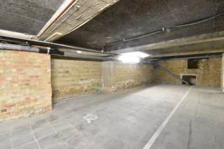 Dubbele tandemstaanplaats gelegen op de Bayauxlaan te Knokke-Heist. Er kunnen 2 auto's achter elkaar geplaatst worden. Maximale hoogte van het...