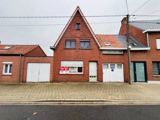Houthulst - Woning met 4 slaapkamers en garage te koop.Indeling:Inkom, living (in twee delen), keuken, veranda, toilet, berging, garage en tuin1ste...