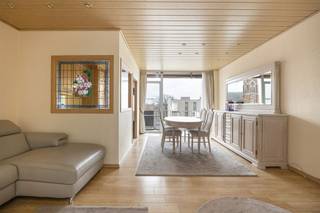 <p><span> </span></p><p><span>Heerlijk wonen op een centrale locatie met alles vlakbij?  Dan is dit lichtrijk appartement op de vierde verdieping van een verzorgd gebouw in Hoboken iets voor jou. Met twee slaapkamers, een zonnig zuidoostgericht terras met zonneluifel en een ruime leefruimte in warme houttinten, woon je hier comfortabel én praktisch. Winkels, openbaar vervoer en parkeerplek vind je allemaal vlak voor de deur — ideaal voor wie houdt van gemak en bereikbaarheid.</span></p><p><span> </span></p><p><span>Rustig &amp; gezellig</span></p><p><span>Je komt binnen via een inkomhal met parketlaminaat in lichte houtlook en glazen sierdeuren die de leefruimte afscheiden. De ruime living baadt in het licht dankzij grote ramen en biedt toegang tot het zonnige terras. De lichte parketvloer loopt naadloos door in de aangrenzende keuken, wat zorgt voor een open, ruimtelijk gevoel. De keuken is uitgerust met een inductiekookplaat, ingebouwde koelkast, aluminium spoelbak en chromen kraanwerk. De lichte kasten en het kunststof werkblad in natuursteenlook zorgen voor een frisse uitstraling. Het raam biedt een fijn uitzicht op de Steynstraat, terwijl een kleurrijke mozaïek zorgt voor een speels accent.</span></p><p><span> </span></p><p><span>Comfortabel &amp; praktisch</span></p><p><span>De badkamer is volledig betegeld in wit en voorzien van een dubbele wastafel, spiegelkast, douchecabine en aansluiting voor wasmachine en droogkast. Verder is er een apart toilet, een handige berging met legplanken, en twee slaapkamers.  De master bedroom en tweede slaapkamer liggen aan de rustige achterzijde, met zicht op een rustige woonwijk. Beide kamers hebben een parketlaminaatvloer in lichte houttint — gezellig en onderhoudsvriendelijk.</span></p><p><span> </span></p><p><span>Centrale ligging in Hoboken</span></p><p><span>Hier woon je in het hart van Hoboken, op wandelafstand van bakkers, supermarkten, kappers en gezellige eetplekken. Openbaar vervoer? De bus stopt letterlijk in de straat. En voor wie met de auto werkt: dankzij de ruime parkeergelegenheid en de nabijheid van de Antwerpse ring ben je overal in een mum van tijd. Op zonnige dagen geniet je op het terras van ca 7 m² van de ochtend- en middagzon, beschut door de oranje zonneluifel. Perfect om even tot rust te komen met een koffie of een boek.</span></p><p><span> </span></p>