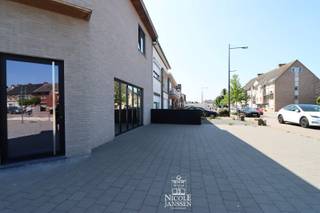 Met een royale commerciële ruimte geschikt voor diverse doeleinden zoals broodjeszaak, winkel, kantoor of showroom, is dit de perfecte plek om...